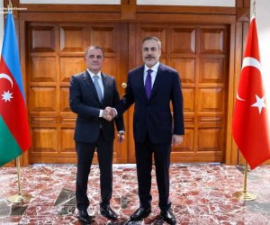 Ceyhun Bayramov və Hakan Fidan regiondakı təhlükəsizlik vəziyyətini müzakirə edib