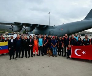 Türkiyə güclü zəlzələdən sonra Venesuelaya xilasedici qrup göndərib
