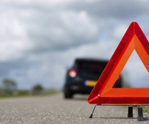 В Лерике при падении автомобиля в ущелье пострадали четыре человека