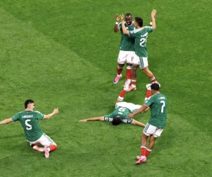 Mexico reach World Cup last 16
