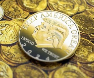 Миллиардные убытки у покупателей криптовалюты Трампа