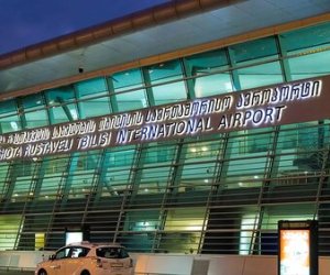 Международный аэропорт Тбилиси из-за ливня остался без света