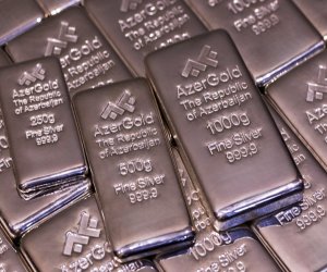 Фьючерсы на золото продолжили дешеветь на COMEX