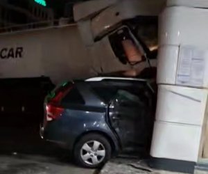 SOCAR-ın yanacaq daşıyan avtomobili Bakıda yanacaqdoldurma məntəqəsinə çırpılıb - video