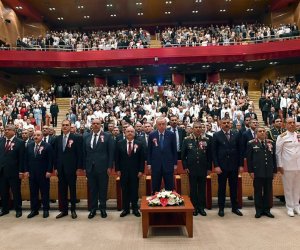 Zakir Həsənov Türkiyədə azərbaycanlı məzunlara diplomlarını təqdim edib