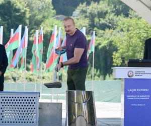 İlham Əliyev Laçında "Həkəriçay" su anbarının təməlini qoyub