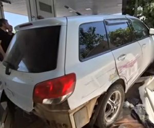 Salyanda "KamAZ"la toqquşan avtomobil yanacaqdoldurma məntəqəsinə çırpılıb