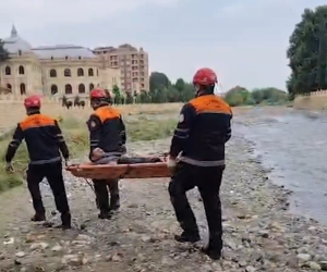 В Гяндже спасли мужчину, упавшего в реку