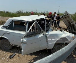 Zərdabda avtomobil yol kənarındakı maneəyə çırpılıb, dörd nəfər xəsarət alıb