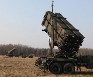 Трамп отложил расширение операции против Ирана из-за сокращения запасов ракет ПВО &mdash; NYT