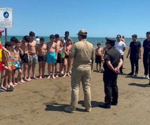 Сотрудники МЧС на пляжах разъяснили гражданам правила безопасности при купании