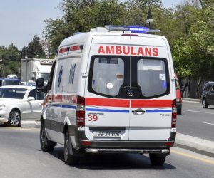 TƏBİB: Küləkli hava ilə bağlı Bakıda iki nəfər xəsarət alıb