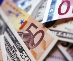 Доллар остался стабильным, евро и рубль подорожали