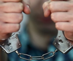 В Азербайджане арестованы два сотрудника налоговой службы