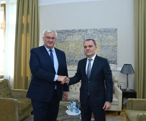 
Ceyhun Bayramov və Andrey Sibiqa Kiyevdə danışıqlar aparırlar