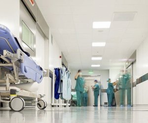 Bakıda ticarət mərkəzində lift təmir edən usta yıxılaraq ölüb