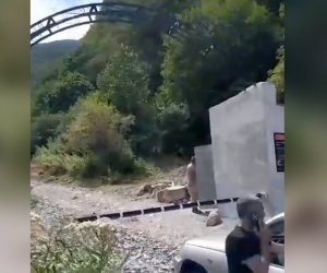 Дорогу к водопаду Илису перекрыли шлагбаумом и требуют деньги