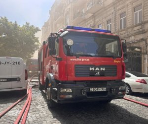 Bakının mərkəzində binada yanğın başlayıb, sakinlər təxliyə edilib