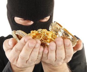 В Абшероне мастера украли из квартиры ювелирные украшения на 5 тыс. манатов