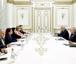 Пашинян обсудил с послами арабских стран мирный процесс с Азербайджаном