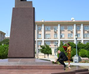 İlham Əliyev və Mehriban Əliyeva Naxçıvanda Heydər Əliyevin abidəsini ziyarət ediblər - Yenilənib