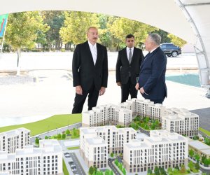 İlham Əliyev Naxçıvan şəhərində sosial evlər kompleksinin təməlini qoyub - Yenilənib