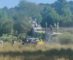 В Англии при сходе поезда с рельсов пострадали 11 человек
