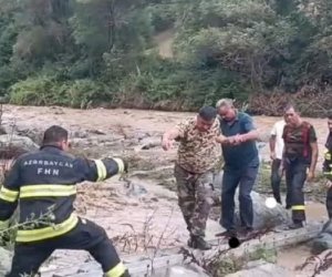 В Товузе спасли двух человек, застрявших в реке после схода селя