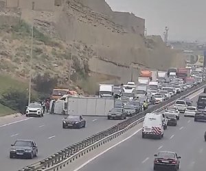 Qaradağda yük maşını aşıb