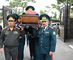 Nazir generalın dəfnində iştirak edib