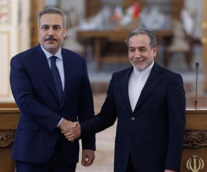 Hakan Fidan Əraqçi ilə Hörmüz boğazının açılmasını müzakirə edib