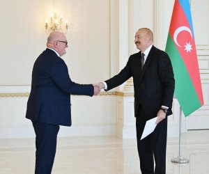 Əliyev Böyük Britaniyanın yeni səfirinin etimadnaməsini qəbul edib