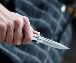 Ağdaşda kişi həyat yoldaşı və 17 yaşlı oğlunu bıçaqlamaqda şübhəli bilinir
