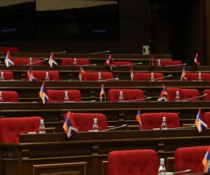 Ermənistan parlamentində müxalifət iclası boykot edib