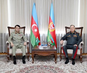 Kərim Vəliyev pakistanlı həmkarı ilə hərbi təhsillə bağlı müzakirələr aparıb