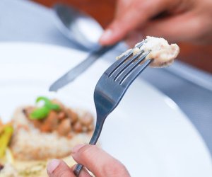 Bakıda kişi yemək yeyərkən boğazını bıçaqla deşib, ölüb