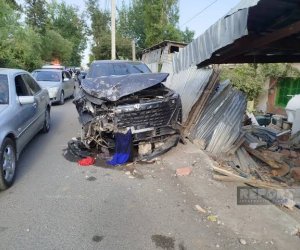 Bərdədə avtomobil yaşayış evinə çırpılıb, xəsarət alanlar var