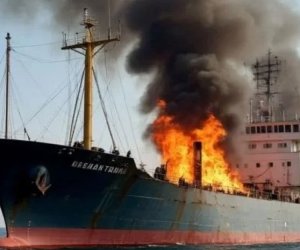 В Черном море загорелось торговое судно, спасены 12 членов экипажа