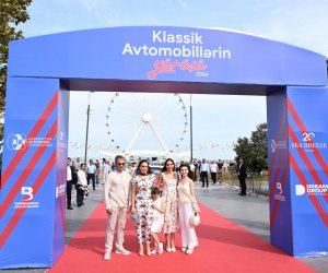 Leyla və Arzu Əliyevalar klassik avtomobil sərgisində