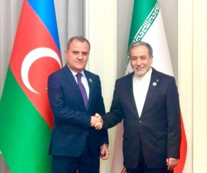 Ceyhun Bayramov Abbas Əraqçi ilə regional məsələləri müzakirə edib