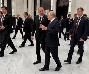 Əliyev Putinlə söhbət edib