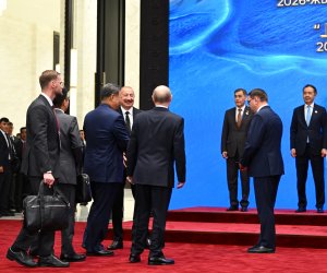 Ilham Aliyev and Vladimir Putin Hold Brief Pull-Aside in Bishkek