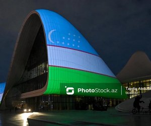 Heydər Əliyev Mərkəzi Özbəkistan bayrağının rəngləri ilə işıqlandırılıb