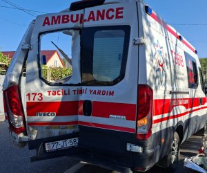 Qusarda təcili yardım maşını qəzaya düşüb