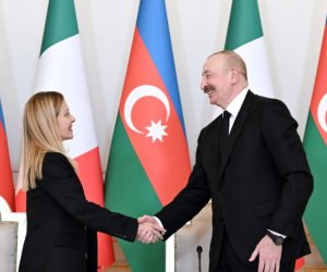 Алиев поздравил Мелони 