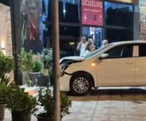 Avtomobil şəhid abidəsinə çırpılıb