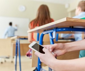 Mobil telefonlardan həddindən artıq istifadə şagirdlərin nəticələrinə mənfi təsir göstərə bilər - Tİ