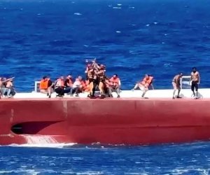 Число жертв крушения парома у побережья Северного Кипра возросло