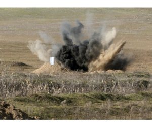 В Агдаме трактор подорвался на мине