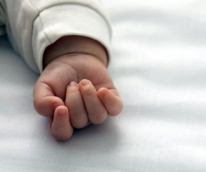 Göyçayda 3 aylıq körpə pilləkəndən yıxılaraq ölüb
